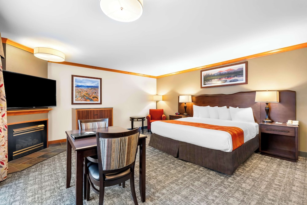 Suite, 1 King Bed, Accessible, Balcony - Photo 2