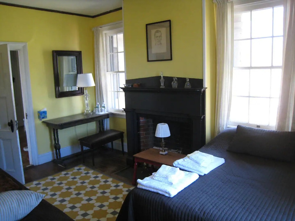Yellow Room, 1 Double Bed, 1 Single Bed, Garden View photo 1