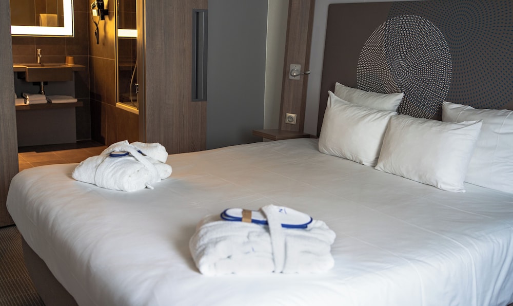 Suite, 1 Queen Bed with Sofa bed photo 2