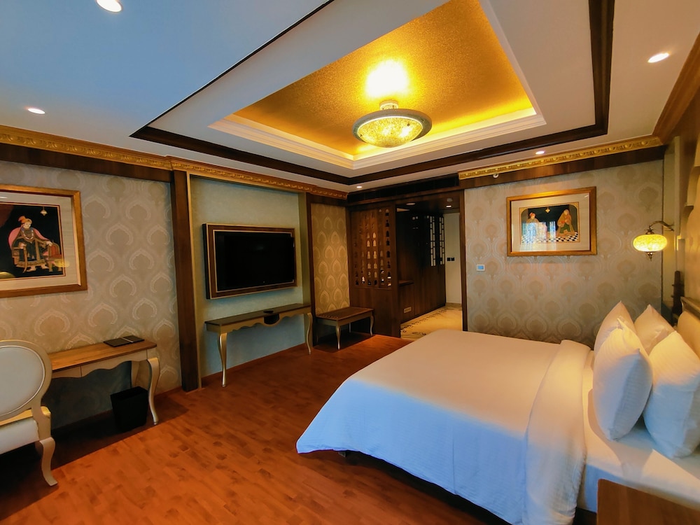 Premium King First Floor Pool Facing - Photo 7