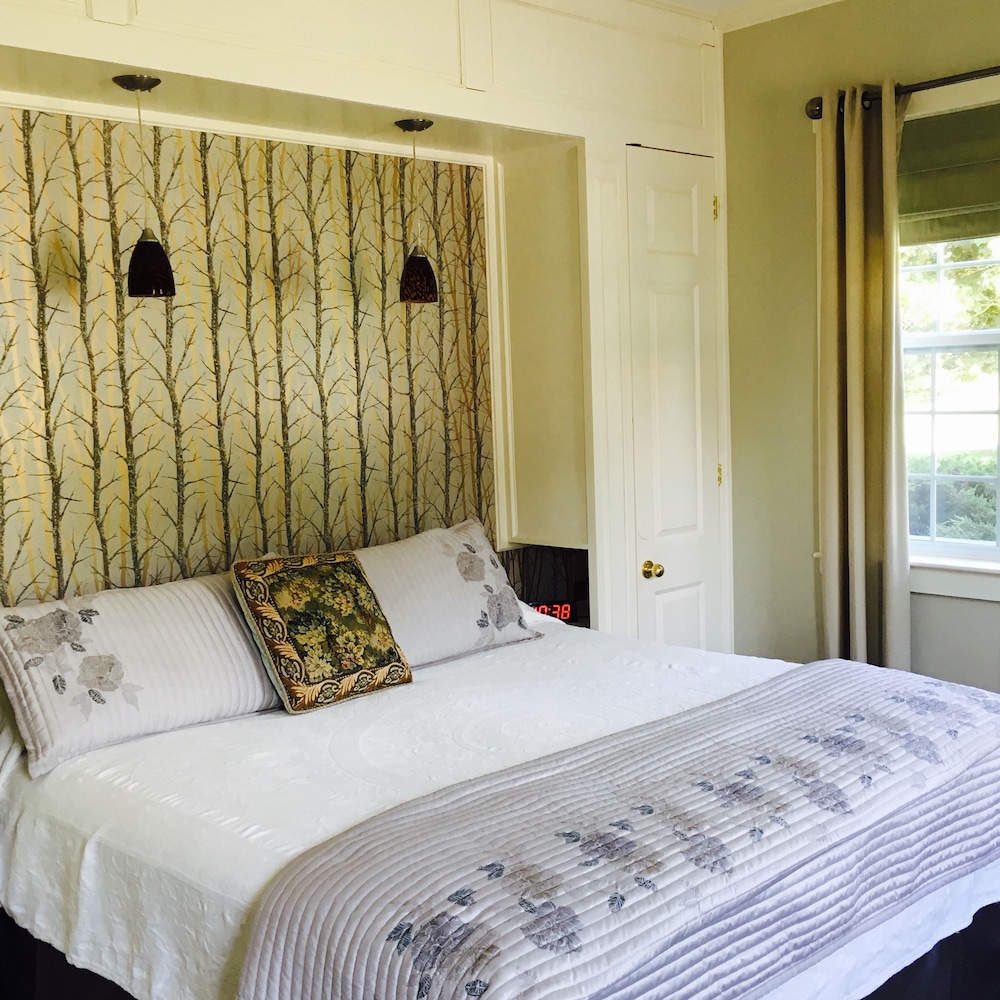Room, 1 King Bed, Private Bathroom