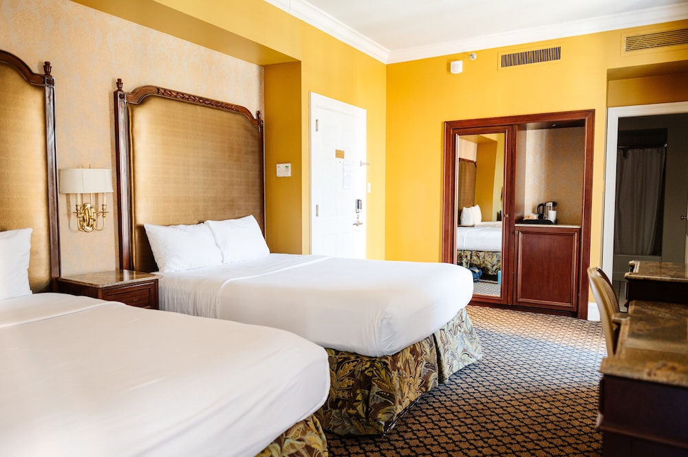 Double Queen Room (24/7 Front Desk) - Photo 2