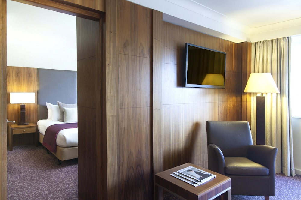 Junior Suite, 1 King Bed With Sofa Bed, Balcony, photo 6