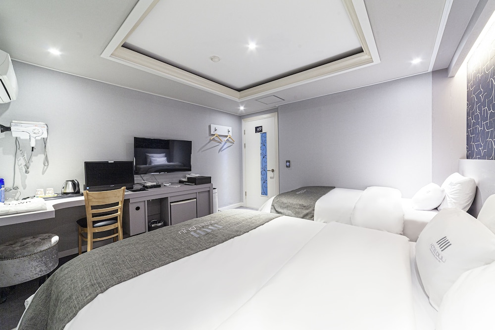 Deluxe Twin Room - Photo 12