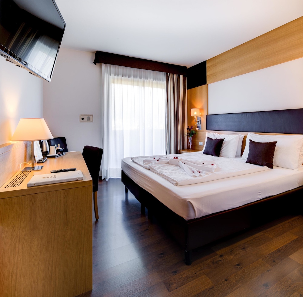 Classic Room, 1 King Bed - Photo 2