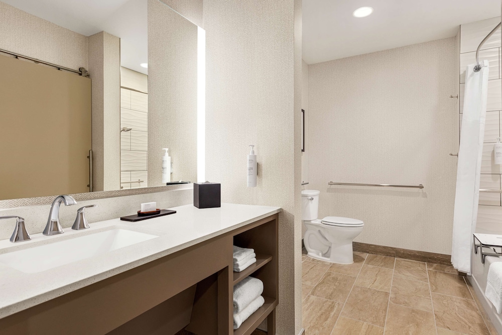 Suite, 1 King Bed, Accessible, Bathtub - Photo 3