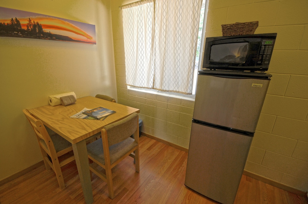 Standard Studio, 2 Queen Beds, Kitchen photo 3