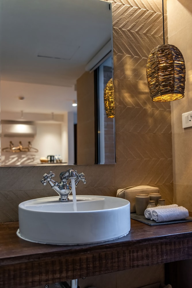 Nepali Suite - Photo 8