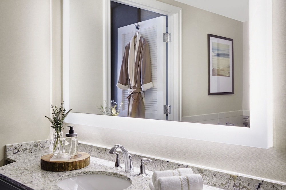 Room, 2 Double Beds, Pool View (Hearing Accessible) - Photo 6