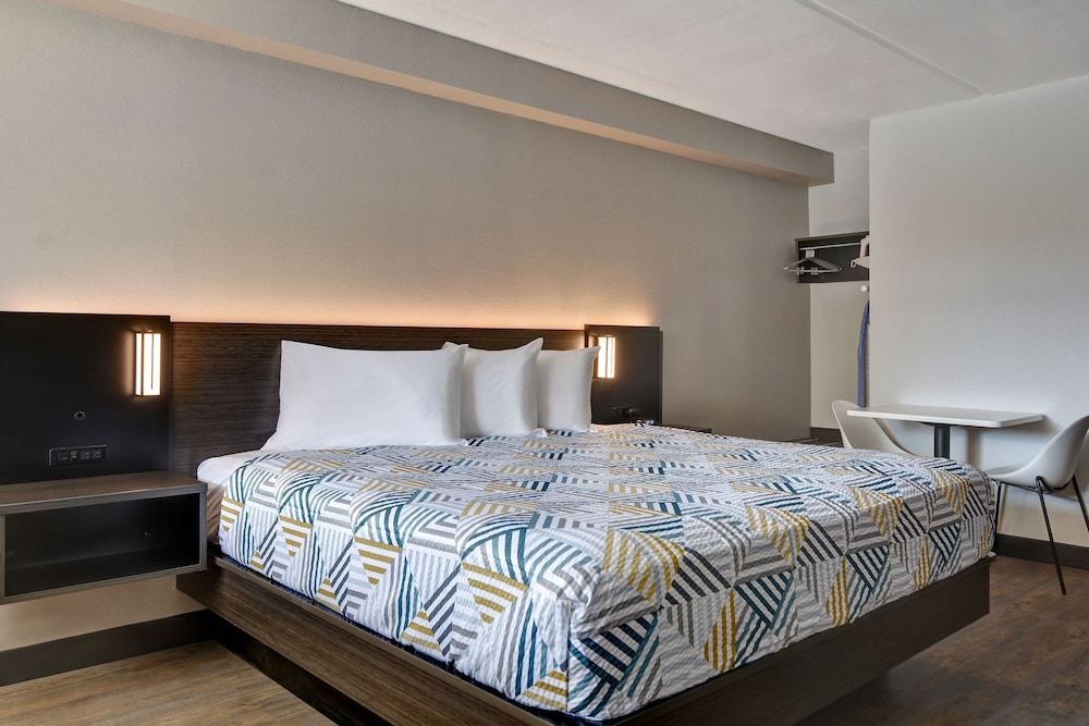 Deluxe Room, 1 King Bed, Non Smoking photo 3