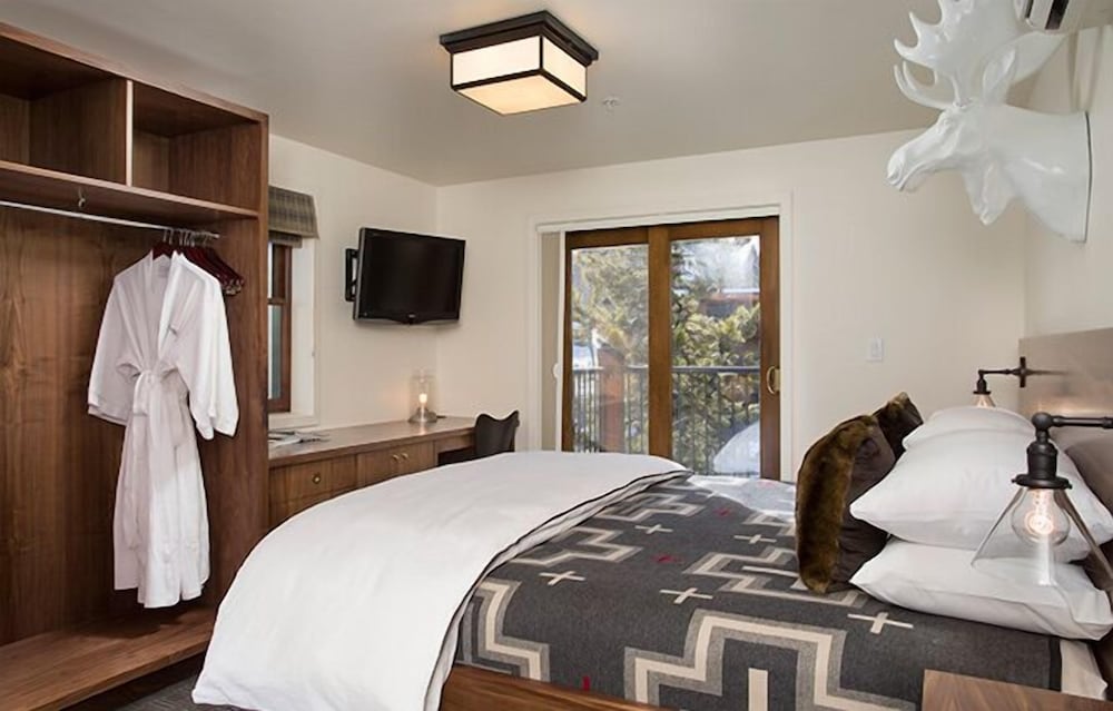 Signature Room, 1 King Bed, Balcony