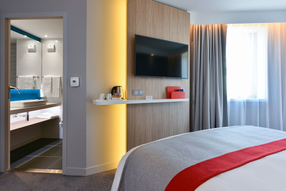 Standard Room, 1 Queen Bed, Balcony (Top Floor)
