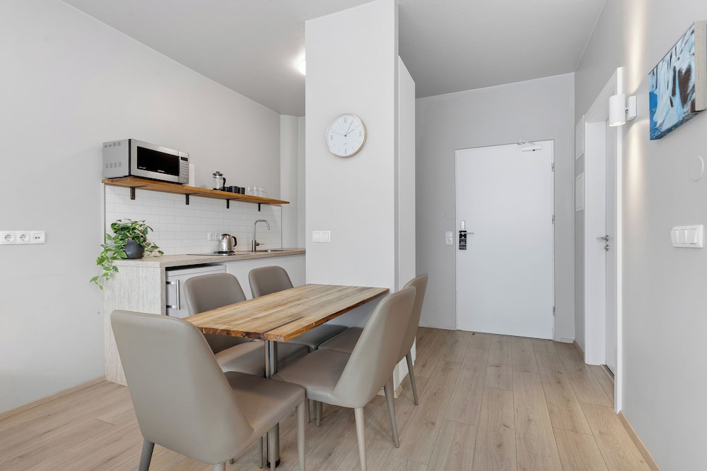 Studio - 5 Adults - Photo 2