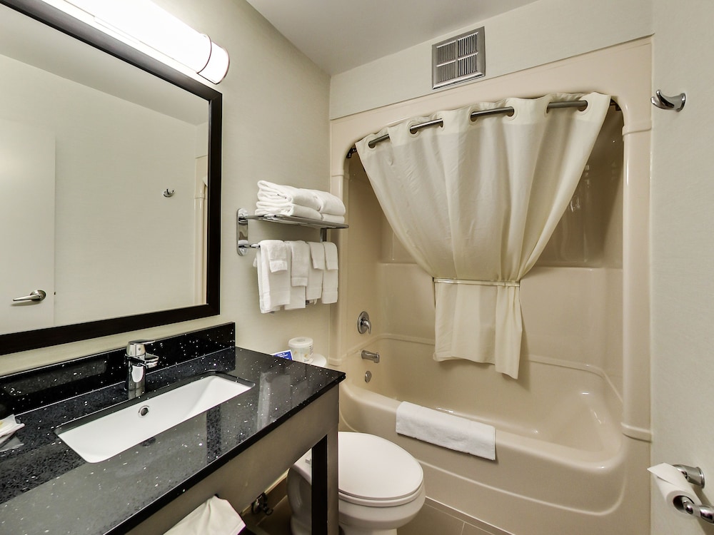 Standard Room, 2 Queen Beds, Non Smoking - Photo 7
