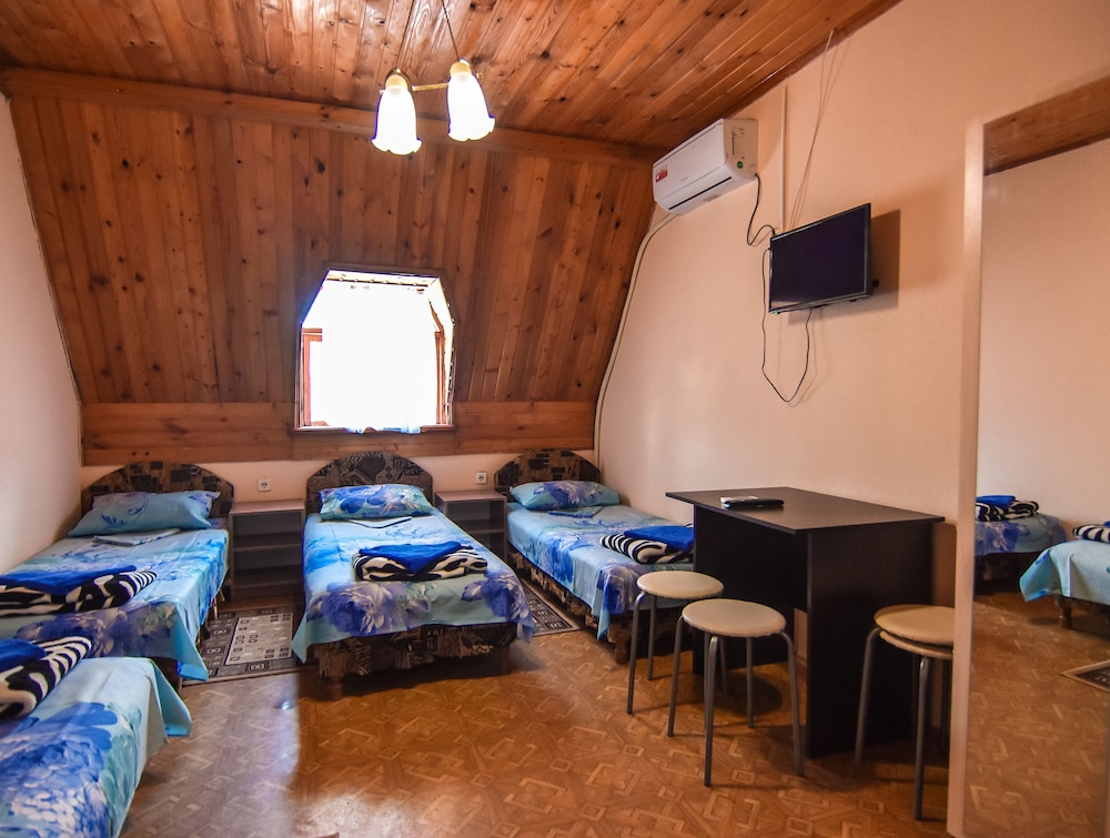 Economy Triple Room photo 1