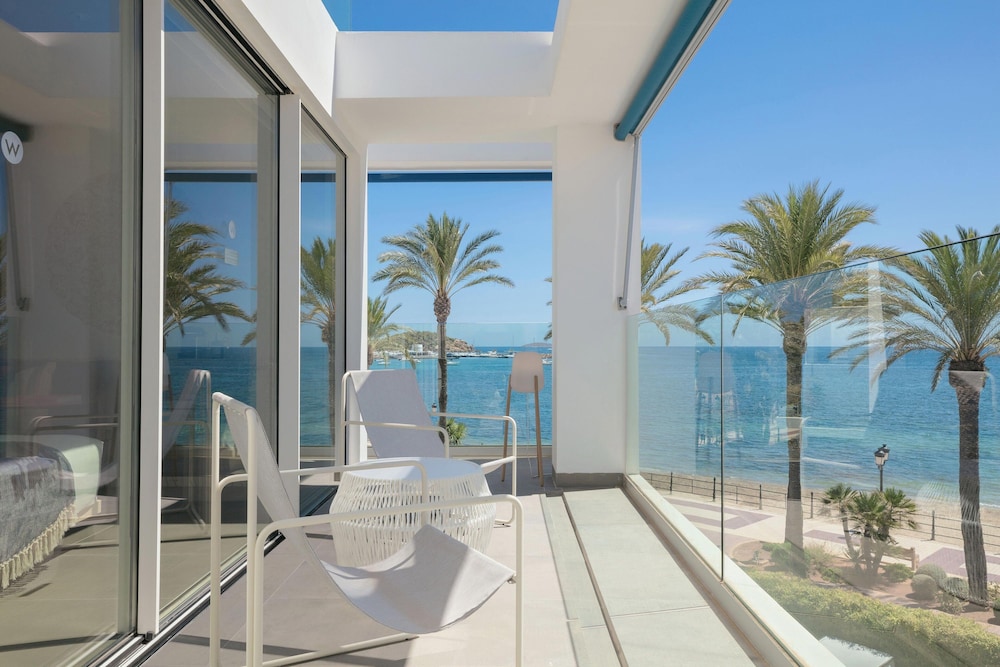 Premier Room, 1 King Bed, Balcony (Corner) - Photo 4