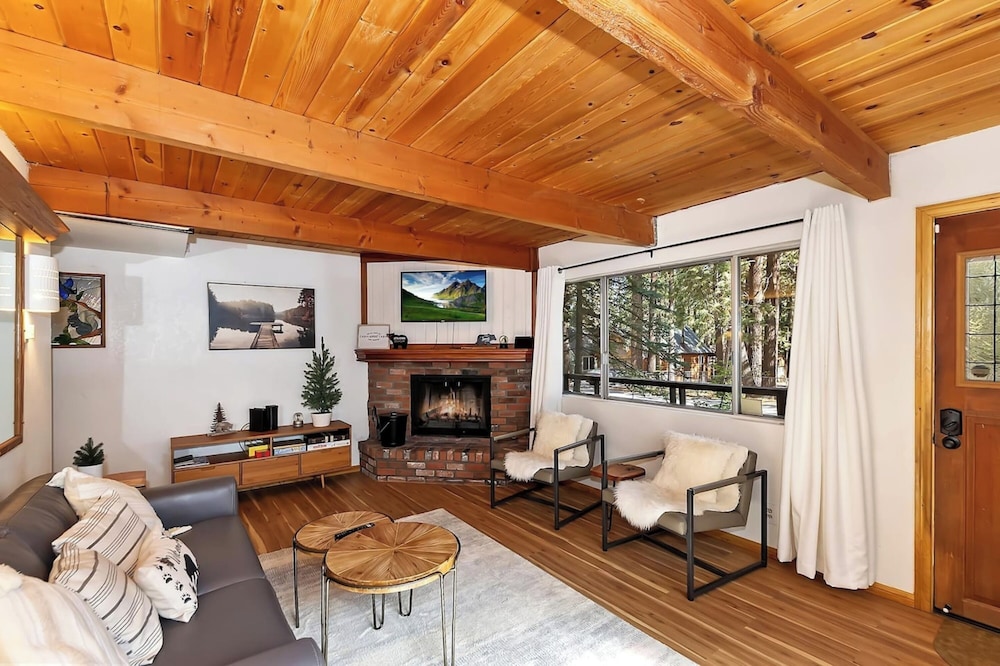 Signature Cabin, 2 Bedrooms, Fireplace, Mountain View