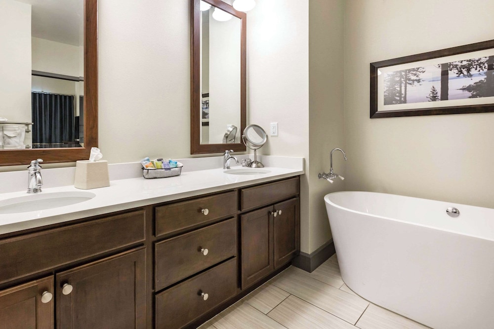 Suite, 2 Bedrooms, Non Smoking (1 King Bed, 1 Queen Bed, Sofa Bed) - Max 4 Adult and 2 Children