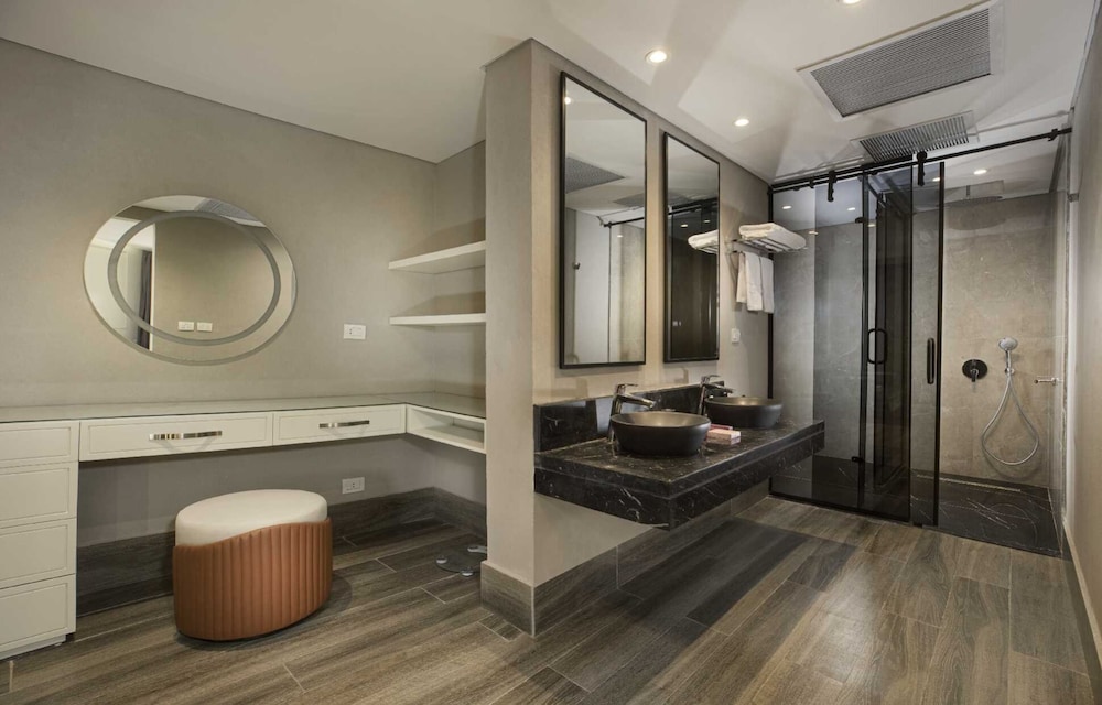 Executive Suite - Photo 3
