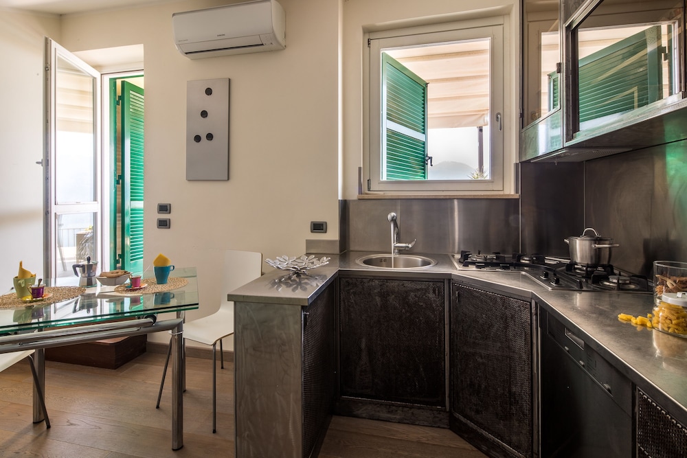 Penthouse, 2 Bedrooms, Terrace, Lake View - Photo 8