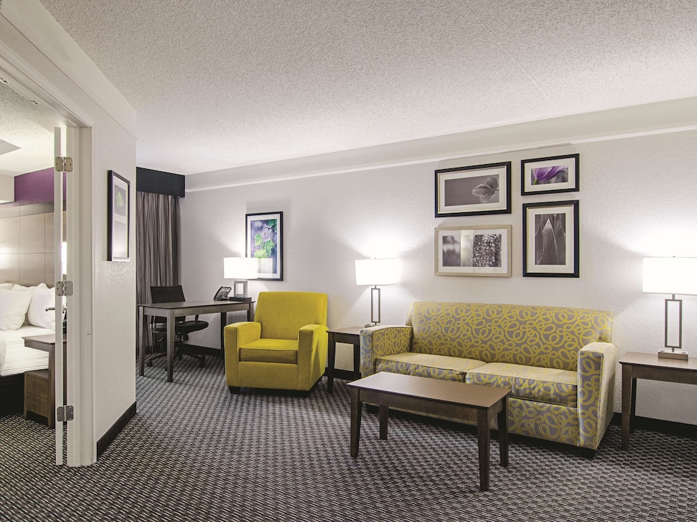 Suite, 1 King Bed, Non Smoking - Photo 5