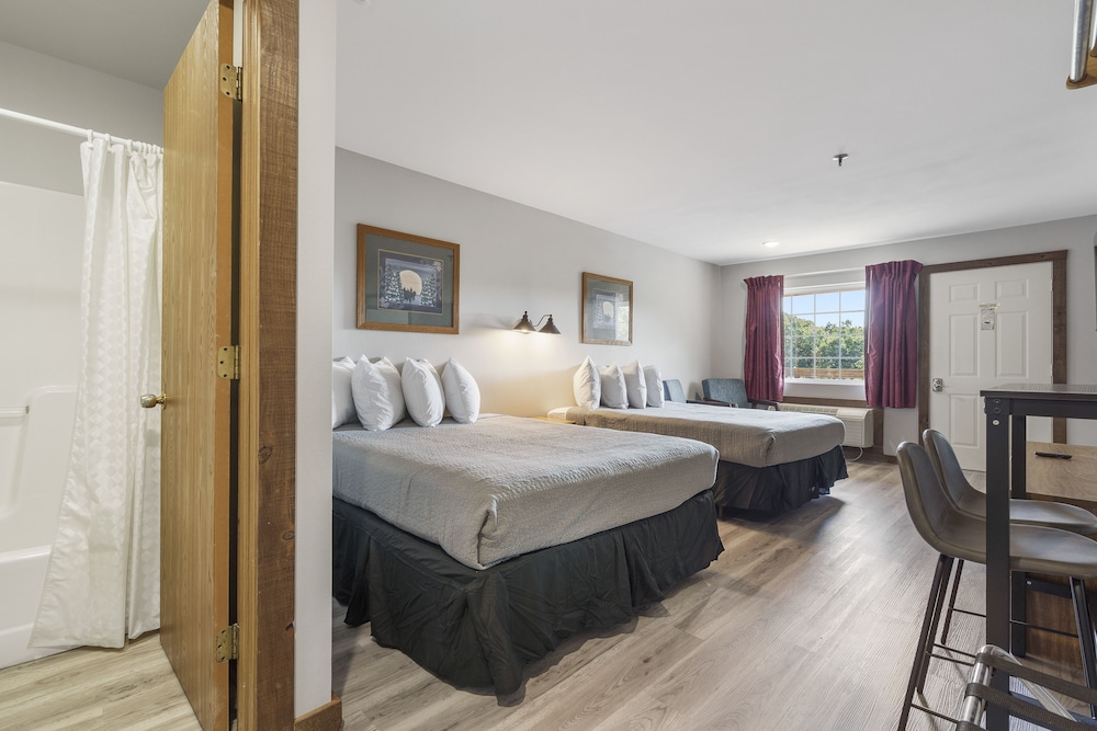 Lodge (Double Queen Kitchenette)
