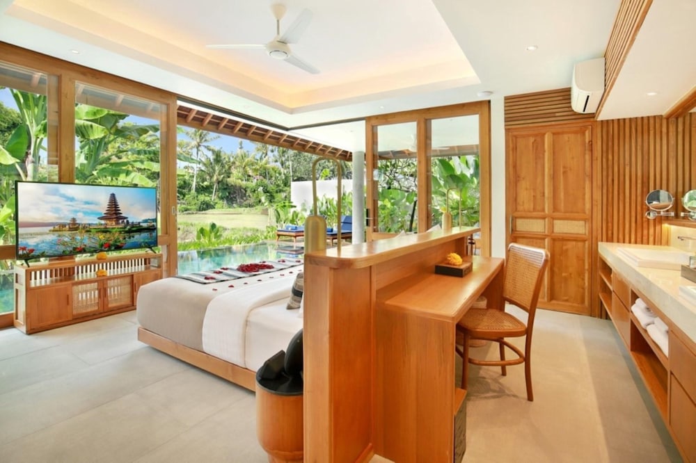 Grand 1 Bedroom Private Pool Villa with Ricefield View thumbnail 6