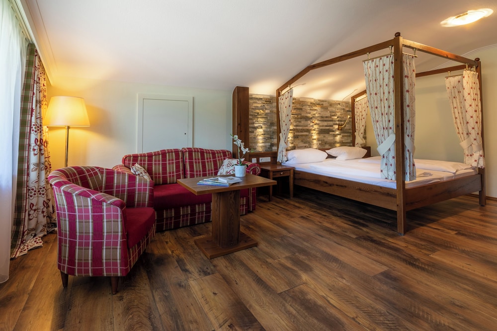 Double room with four-poster bed photo 2