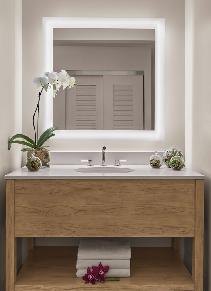 Room, 2 Queen Beds, Bathtub Grab Bars thumbnail 5