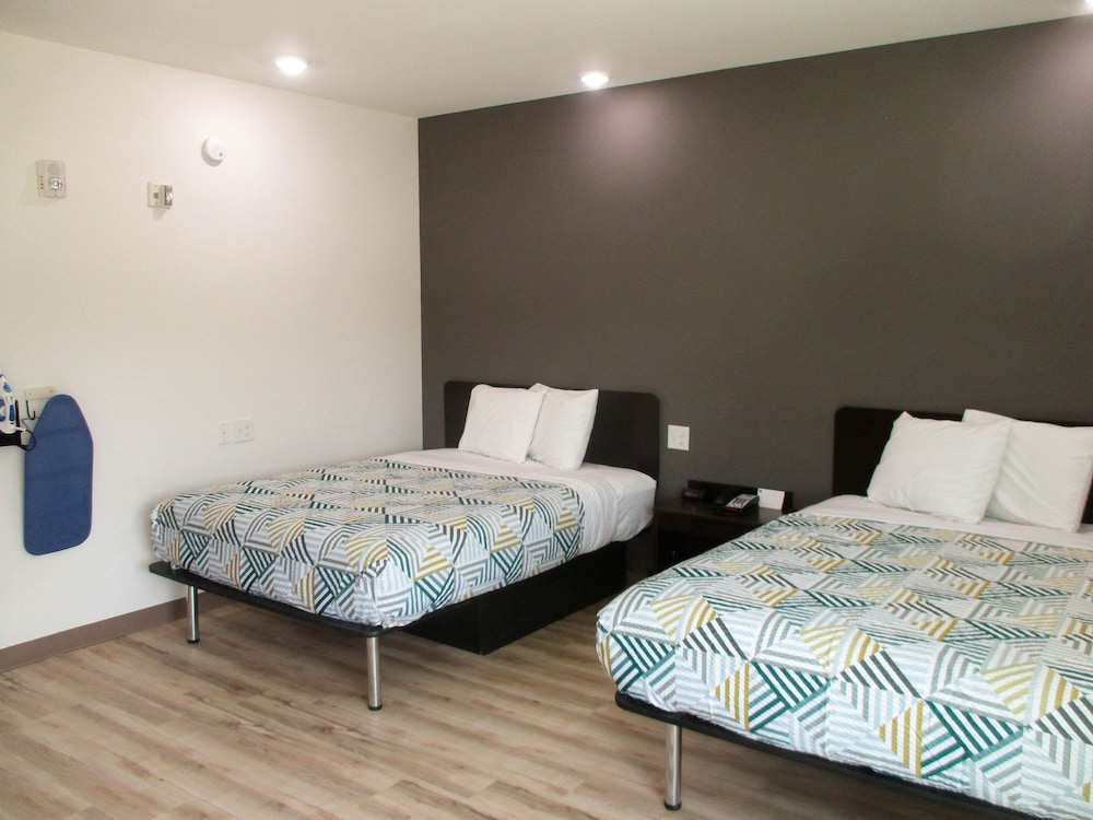 Standard Room, 2 Queen Beds, Non Smoking - Photo 2