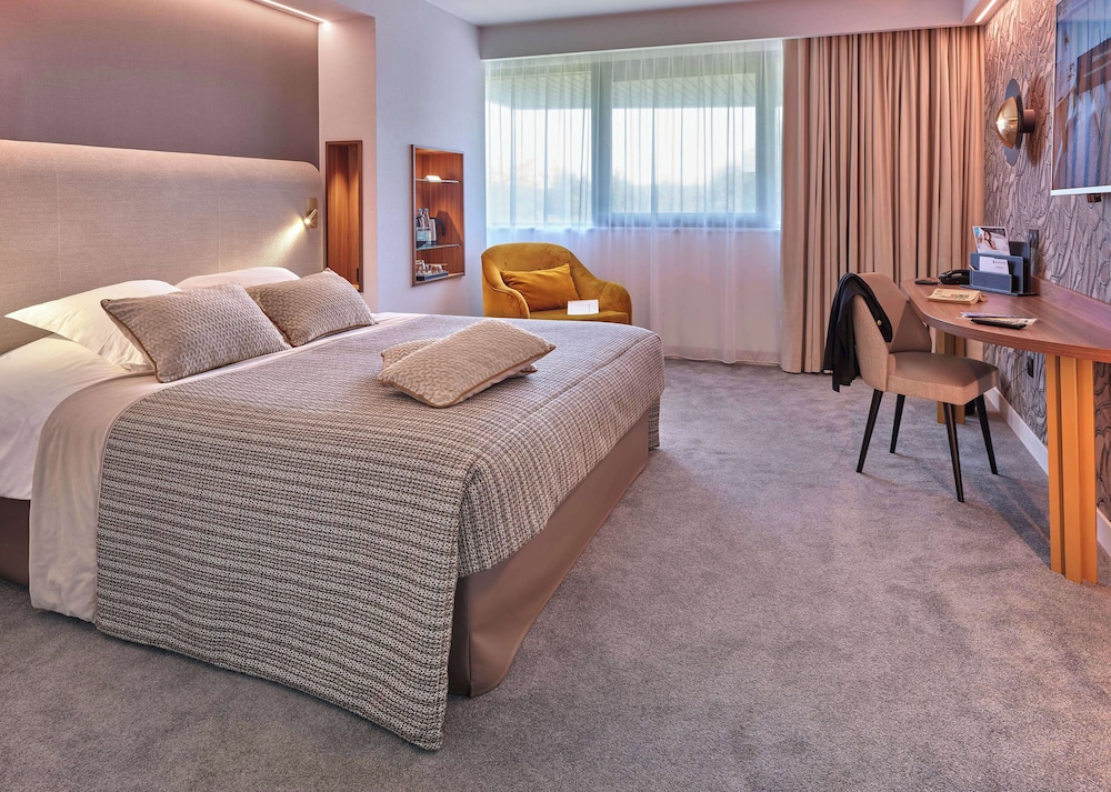 Premium Room, 1 King Bed, Non Smoking, Golf View (Larger Room) - Photo 1