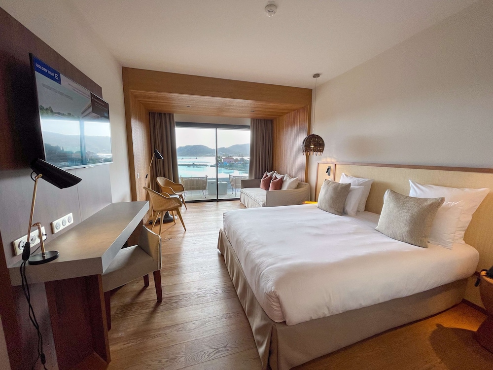 Junior Suite, 1 King Bed, Balcony, Sea View - Photo 2