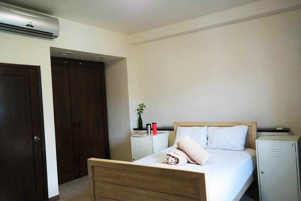 Standard Room, 1 Queen Bed photo 2