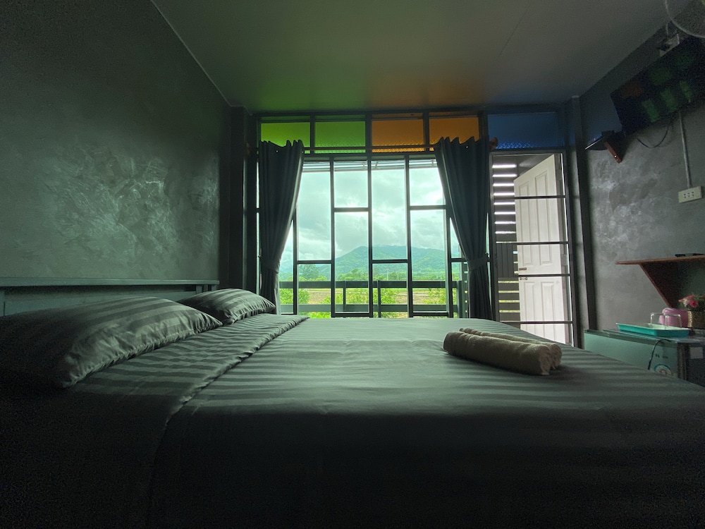 Classic Room, 1 Queen Bed, Non Smoking, Hill View