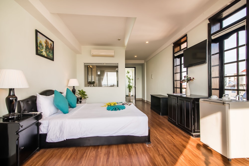 Family Room, City View - Photo 2