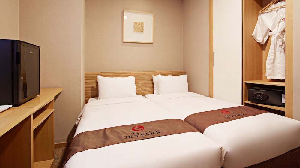 Standard Twin Room - Photo 3