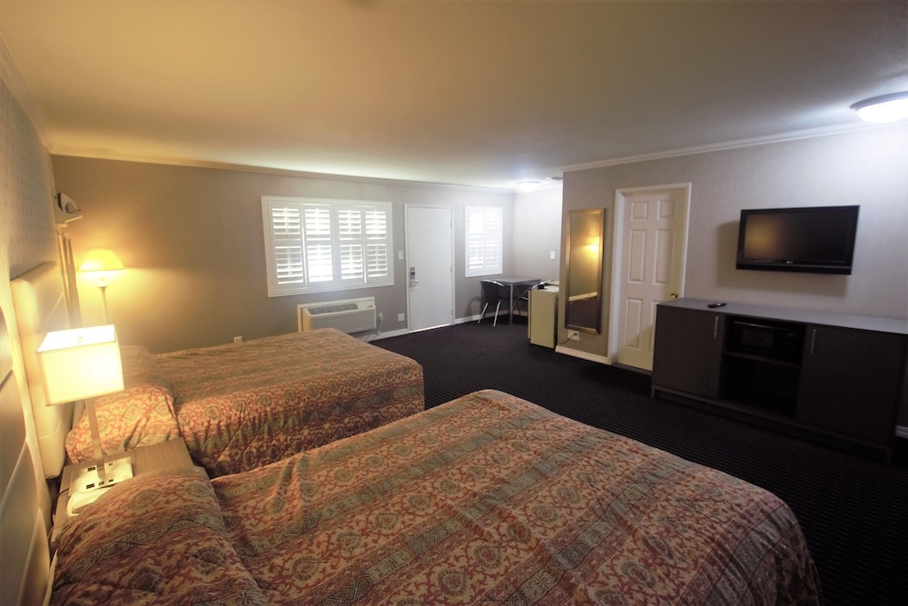 Standard Room, 2 Queen Beds - Photo 1
