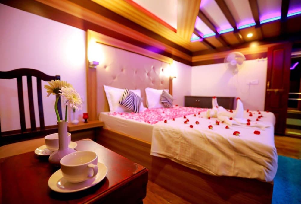 Honeymoon Suite