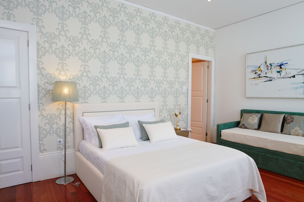 Deluxe Suite, Jetted Tub