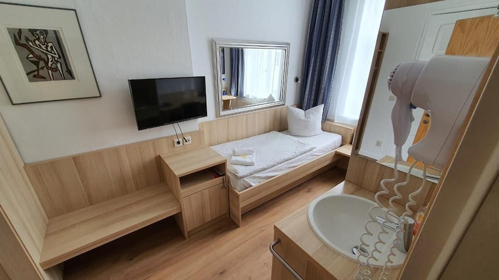 Basic Single Room photo 3