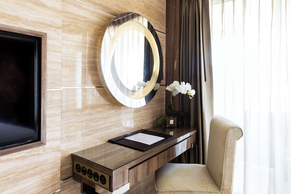 Deluxe Room, 1 King Bed, Balcony, City View photo 3