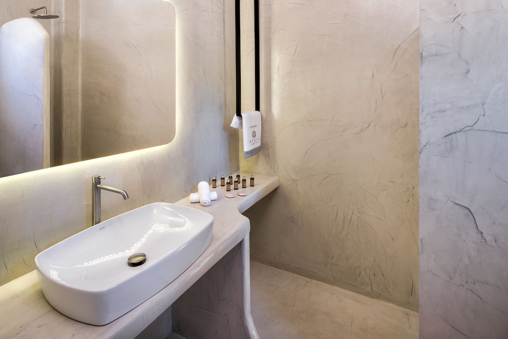 Superior Suite, Pool View - Photo 5