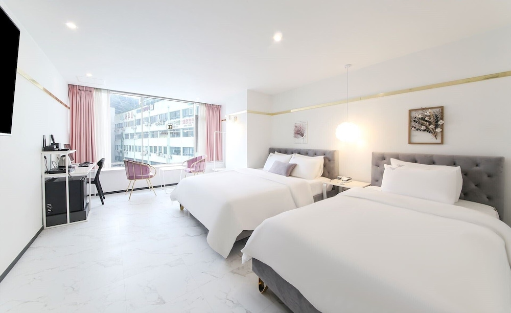 Deluxe Twin Room, Multiple Beds, Partial Ocean View, Oceanfront photo 1
