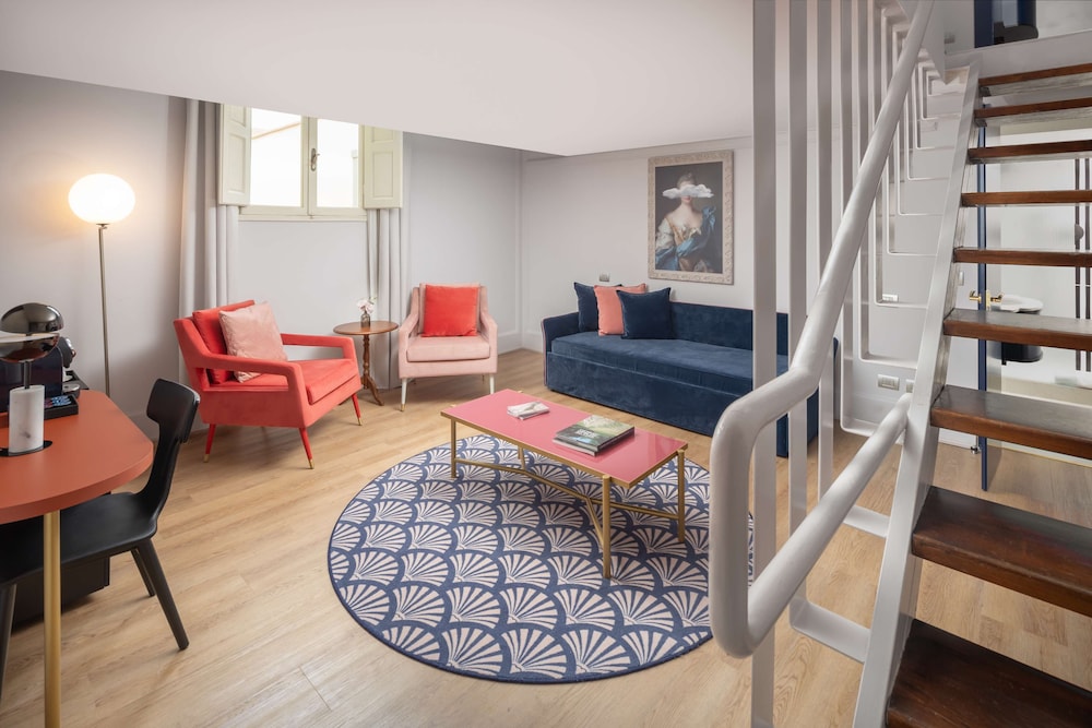 Premium Suite, 1 King Bed (Duplex) thumbnail 5