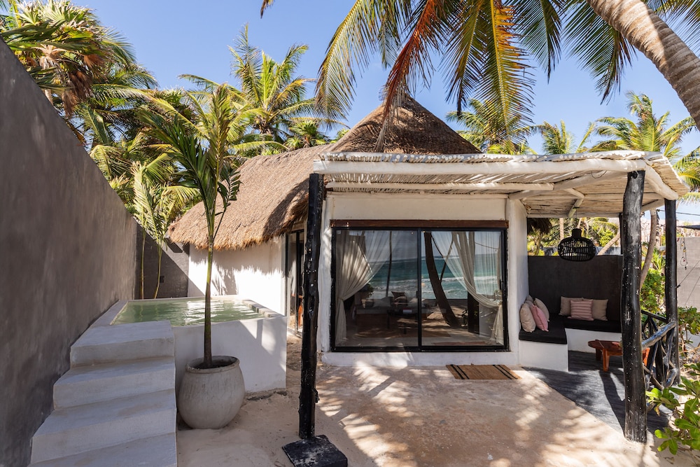 OCEANFRONT VILLA WITH PRIVATE POOL - Photo 18