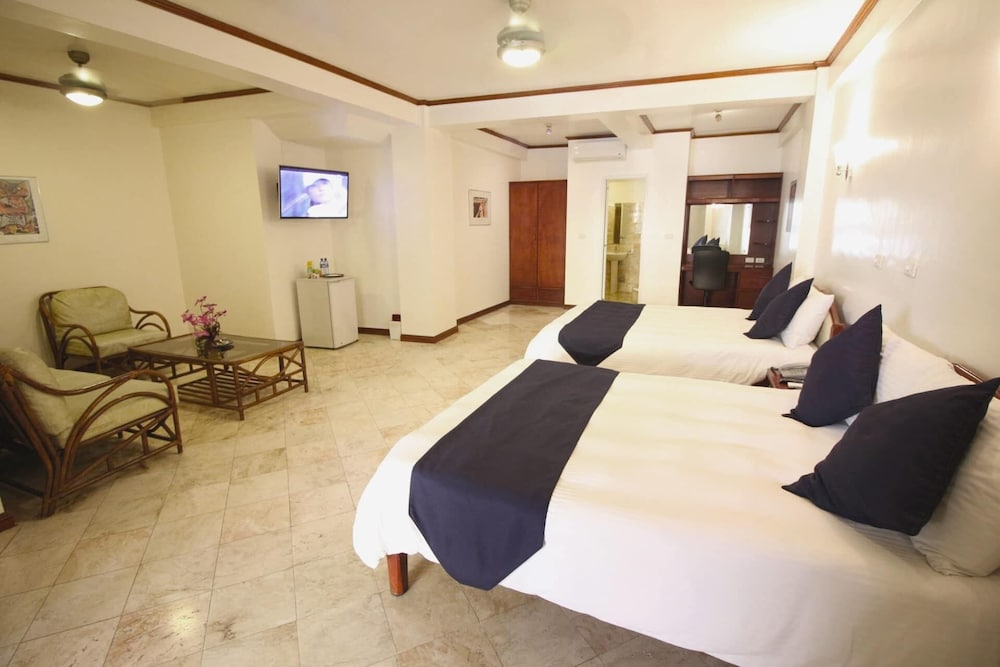 Suite, 2 Queen Beds, Poolside