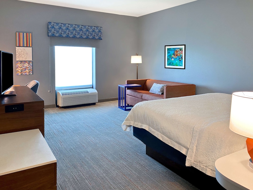 1 King Bed W/Sofabed and Shower Only NonSmoking - Photo 2