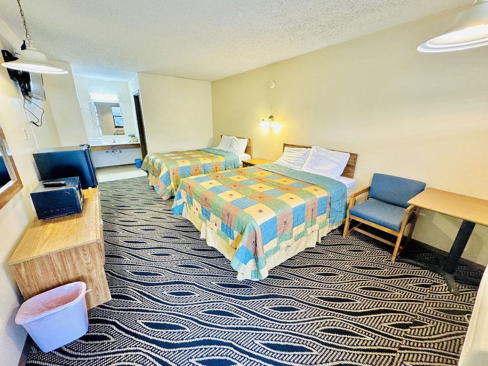Room, 2 Queen Beds, Non Smoking, Refrigerator & Microwave photo 1