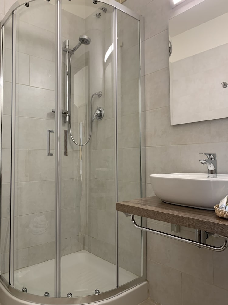 Quadruple Room - Photo 21