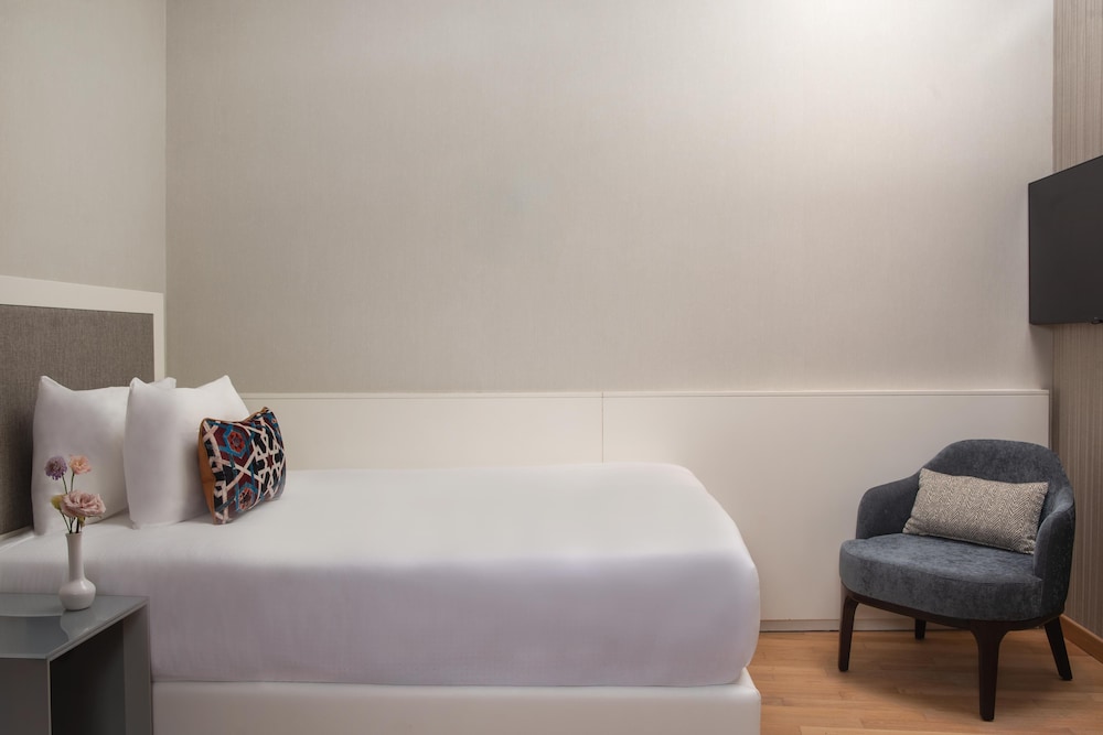 Superior Single Room, Balcony thumbnail 5